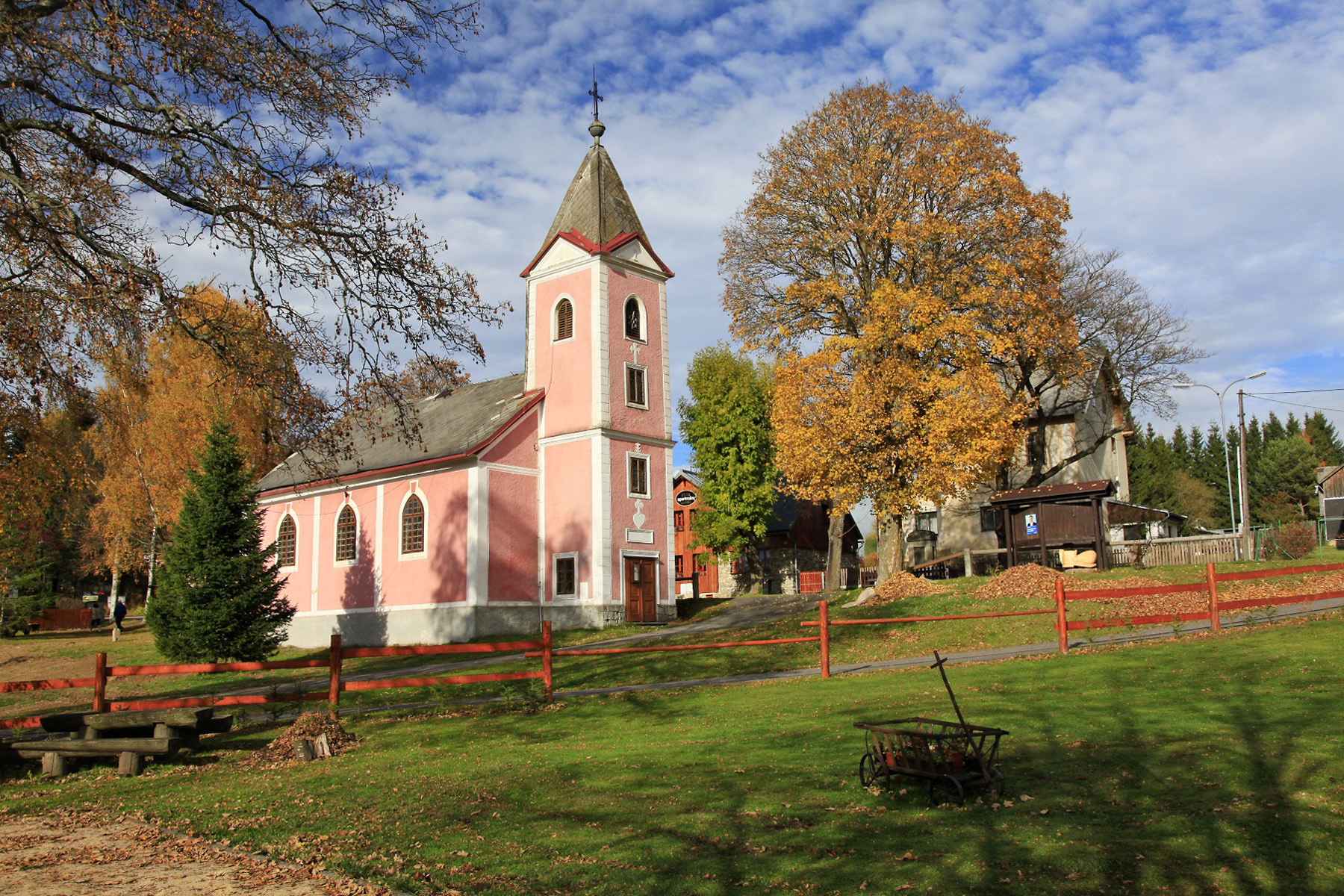 Kostel v létě